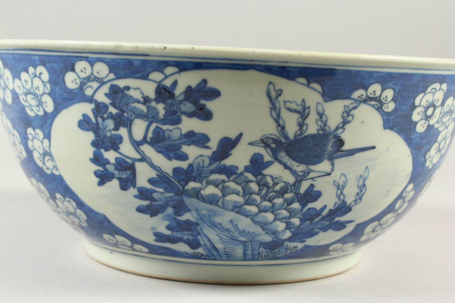 A LARGE 19TH CENTURY CHINESE BLUE & WHITE PRUNUS BOWL, 27.5cm diameter x 11.4cm high. - Image 3 of 9