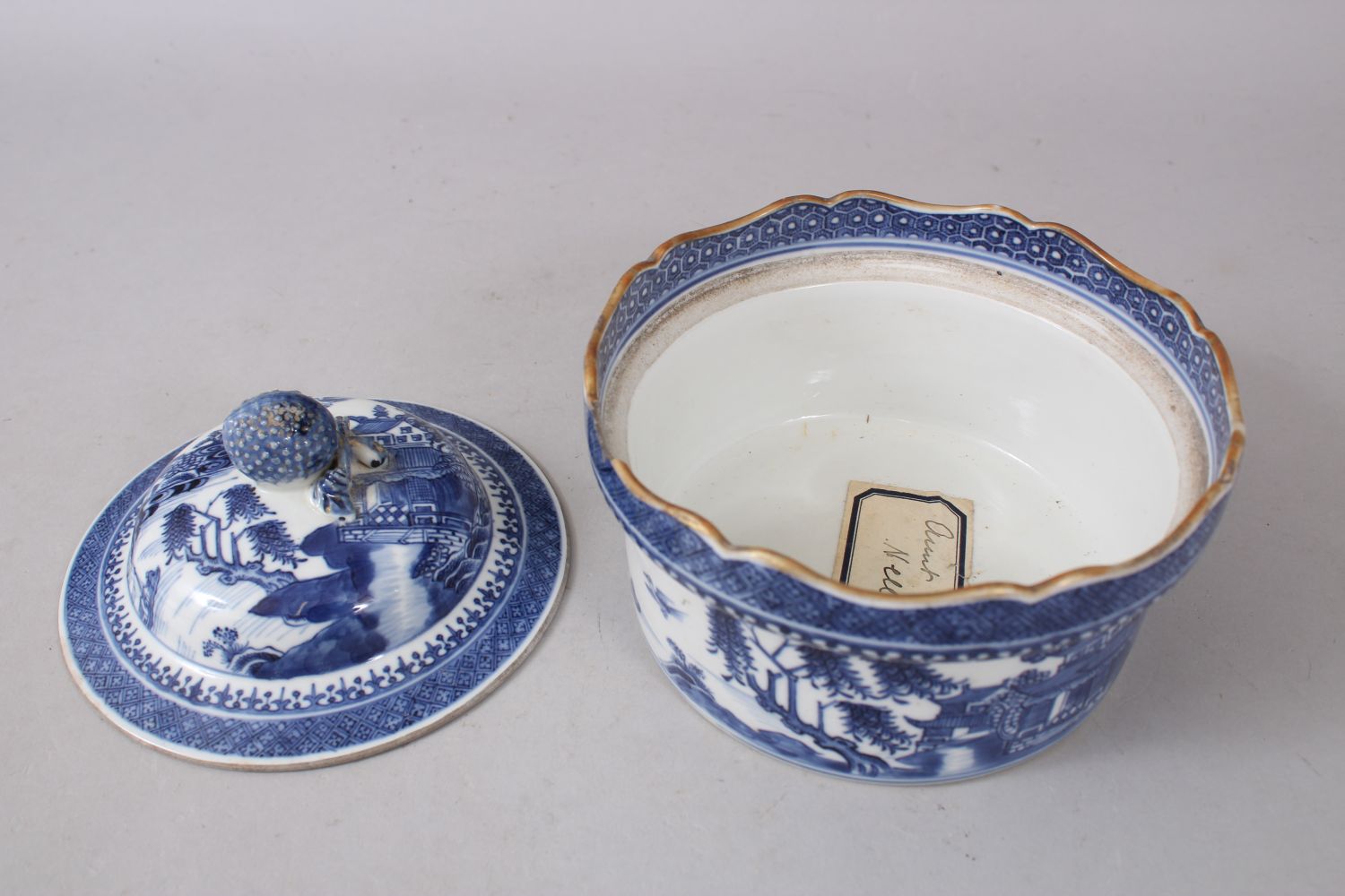 A CHINESE BLUE AND WHITE QIANLONG WILLOW PATTERN CIRCULAR BOWL AND COVER, 15cm diameter. - Image 5 of 6