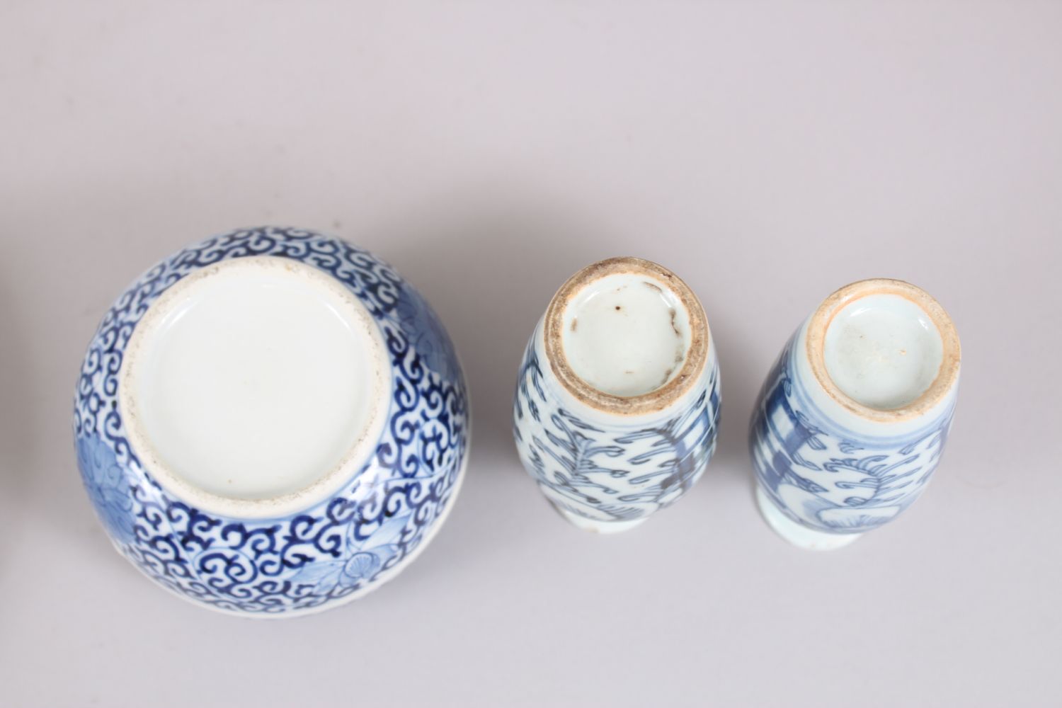 A MIXED LOT OF 19TH CENTURY CHINESE BLUE & WHITE PORCELAIN PLATES / VASES / BOX & COVER, - Image 8 of 9