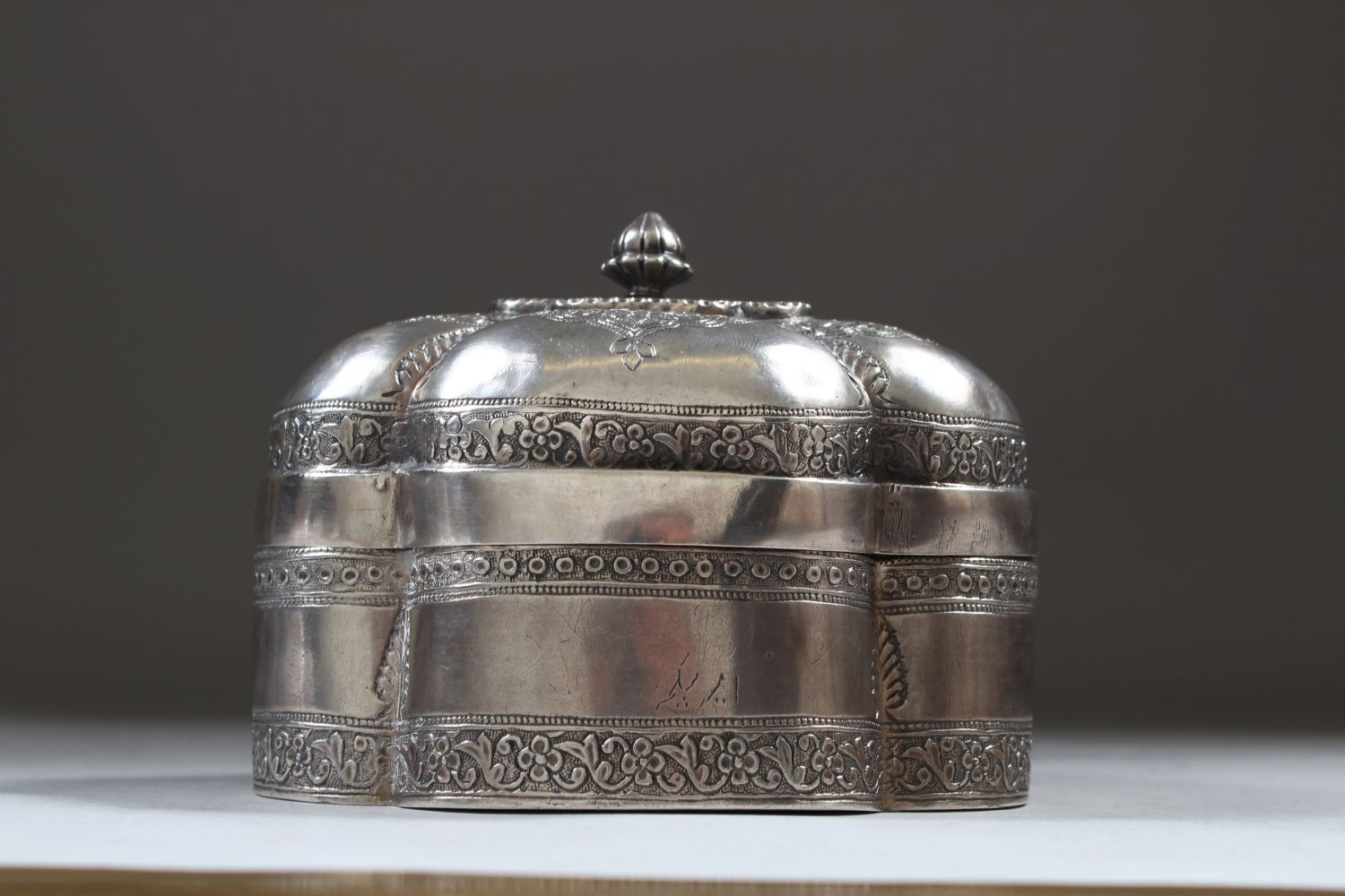 AN 18TH CENTURY MUGHAL INDIAN SILVER SHAPED BOX AND COVER, inscription on the front, 13cm long, - Image 2 of 5