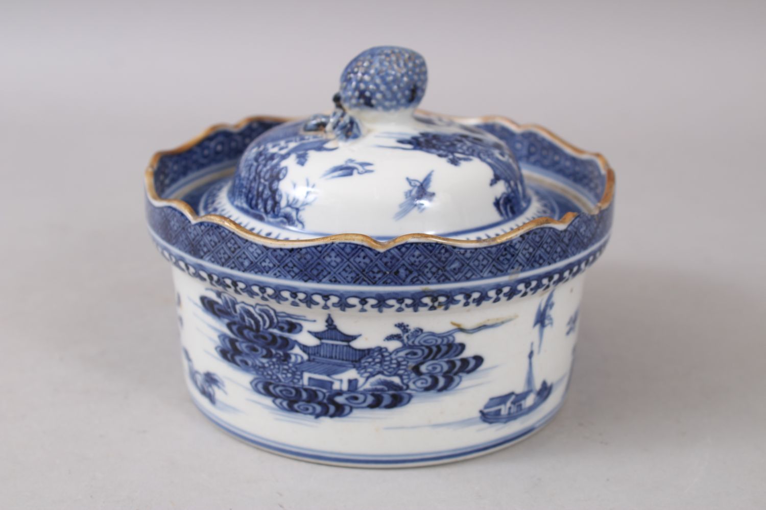 A CHINESE BLUE AND WHITE QIANLONG WILLOW PATTERN CIRCULAR BOWL AND COVER, 15cm diameter. - Image 3 of 6