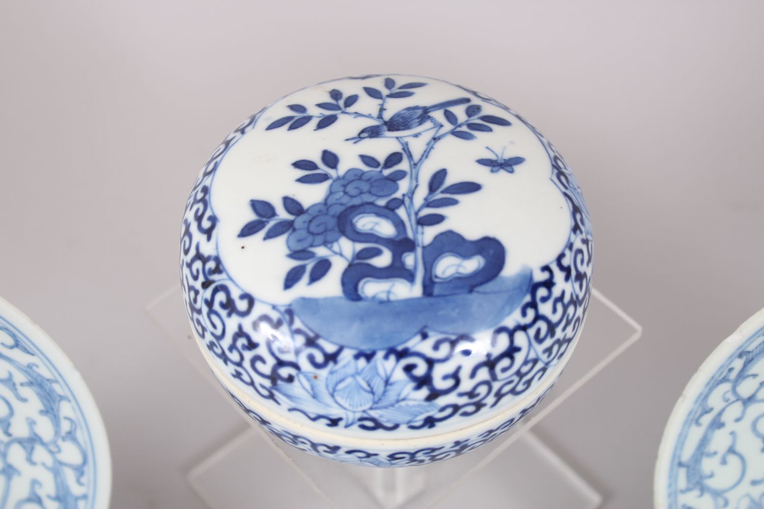 A MIXED LOT OF 19TH CENTURY CHINESE BLUE & WHITE PORCELAIN PLATES / VASES / BOX & COVER, - Image 5 of 9