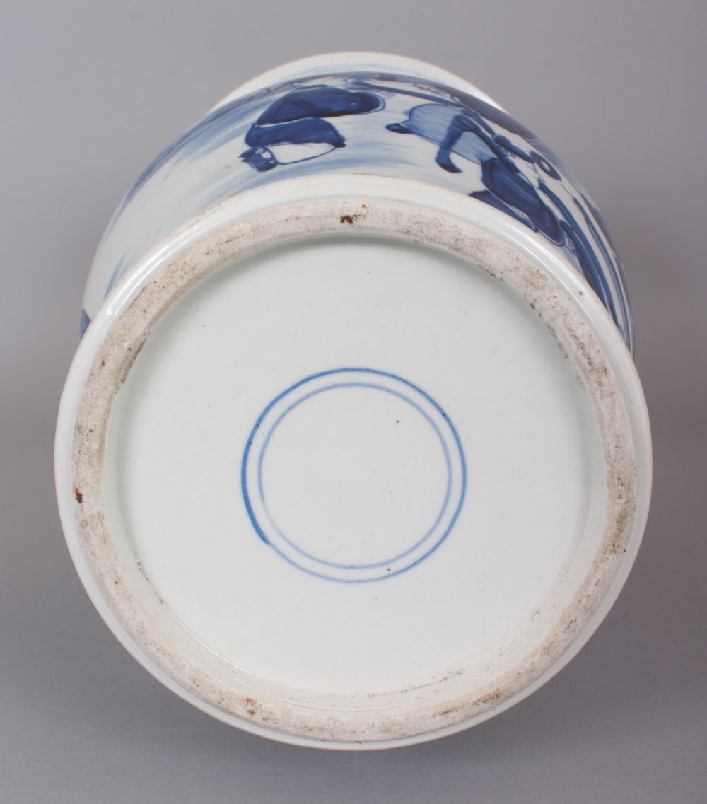 A CHINESE KANGXI STYLE BLUE & WHITE PORCELAIN YEN-YEN VASE, 15.3in high. - Image 7 of 8