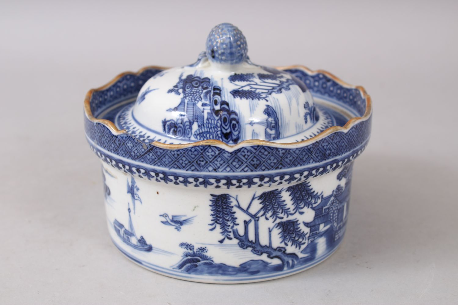 A CHINESE BLUE AND WHITE QIANLONG WILLOW PATTERN CIRCULAR BOWL AND COVER, 15cm diameter. - Image 2 of 6