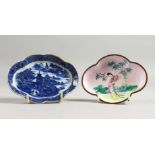 A 19TH CENTURY CHINESE ENAMEL SHAPED SPOON TRAY AND A WILLOW PATTERN TRAY (2).