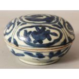 A CHINESE LATE MING DYNASTY WANLI PERIOD BLUE & WHITE SHIPWRECK PORCELAIN CIRCULAR BOX & COVER,