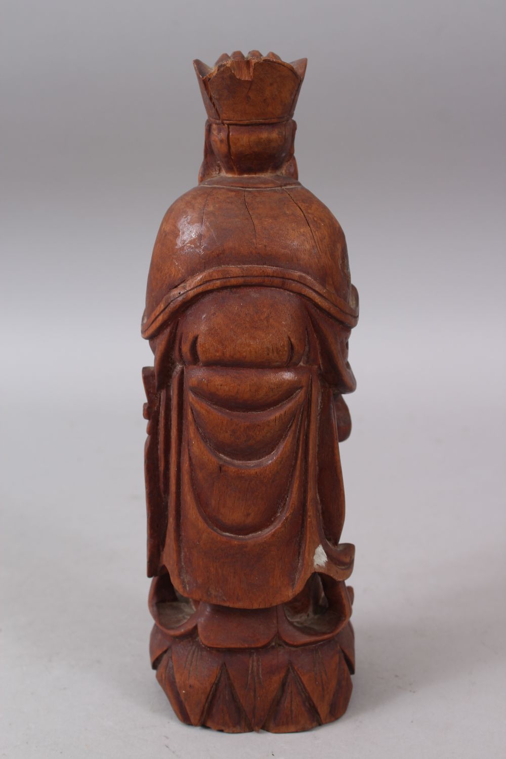 A GOOD 19TH / 20TH CENTURY CHINESE CARVED HARDWOOD FIGURE OF AN OFFICIAL, 25cm high - Image 3 of 5