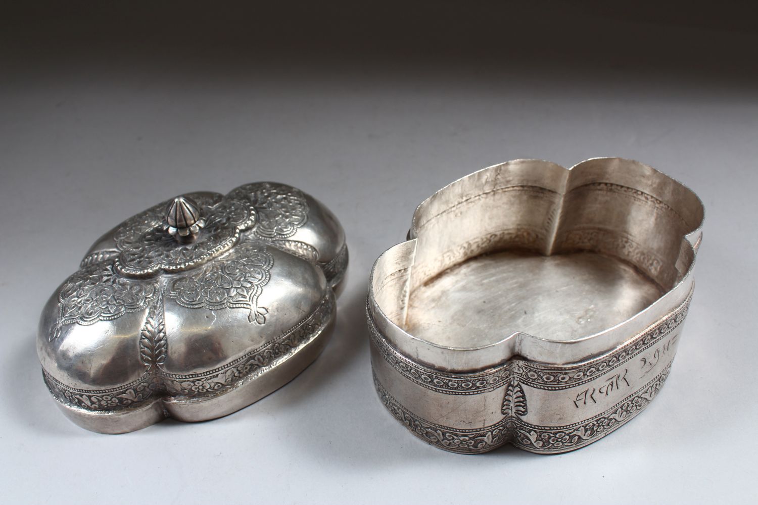 AN 18TH CENTURY MUGHAL INDIAN SILVER SHAPED BOX AND COVER, inscription on the front, 13cm long, - Image 5 of 5