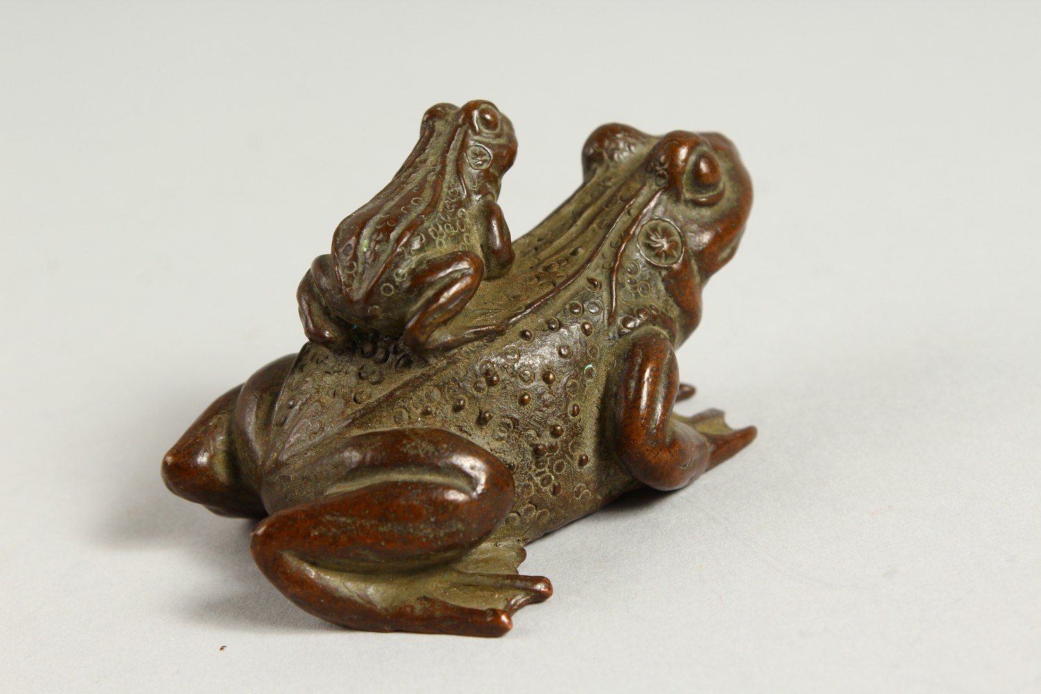 A SMALL BRONZE OF TWO FROGS. 8cms long. - Image 3 of 4