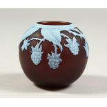 A SUPERB SMALL DEEP RED AND WHITE BULBOUS BLACKBERRY VASE. 2ins.