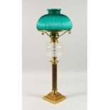 A SINGLE VICTORIAN STYLE BRASS AND GLASS CORINTHIAN COLUMN ELECTRIC TABLE LAMP, modelled as an oil