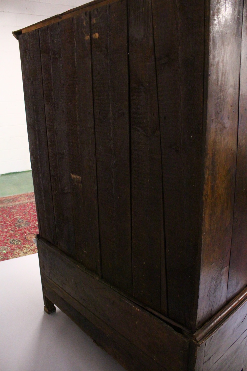 AN 18TH CENTURY OAK BACON CUPBOARD, with a moulded cornice, blind fret decorated frieze above a pair - Image 5 of 13