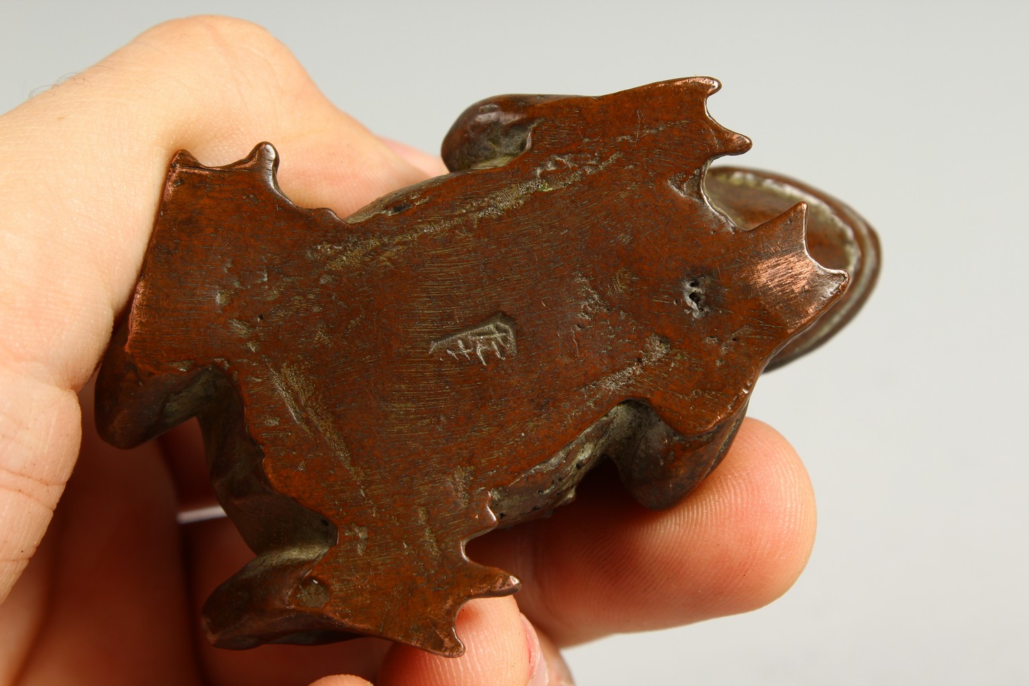 A SMALL BRONZE OF TWO FROGS. 8cms long. - Image 4 of 4