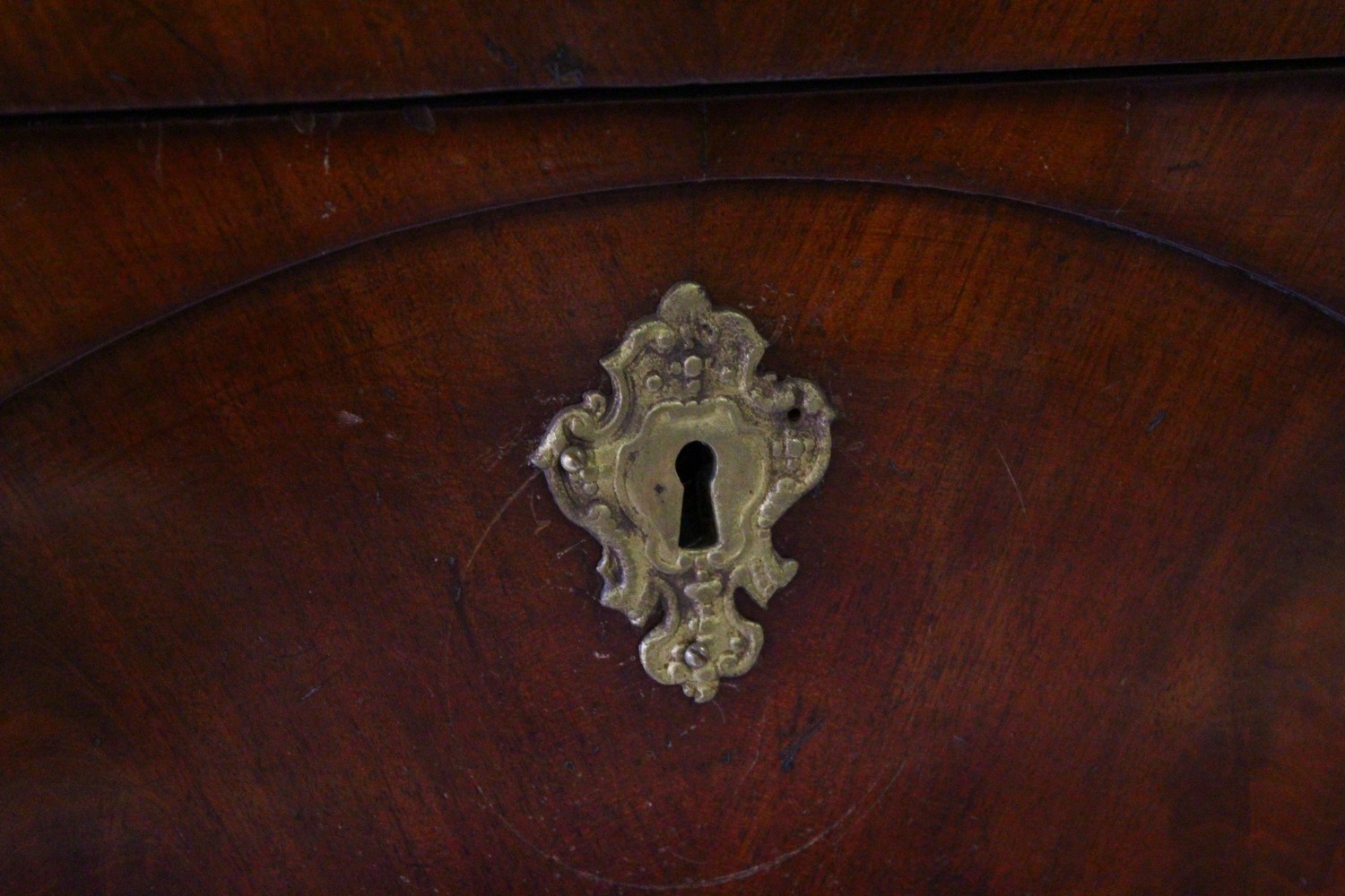 A 19TH CENTURY CONTINENTAL MAHOGANY CYLINDER BUREAU CABINET, the upper section with a central - Image 18 of 20