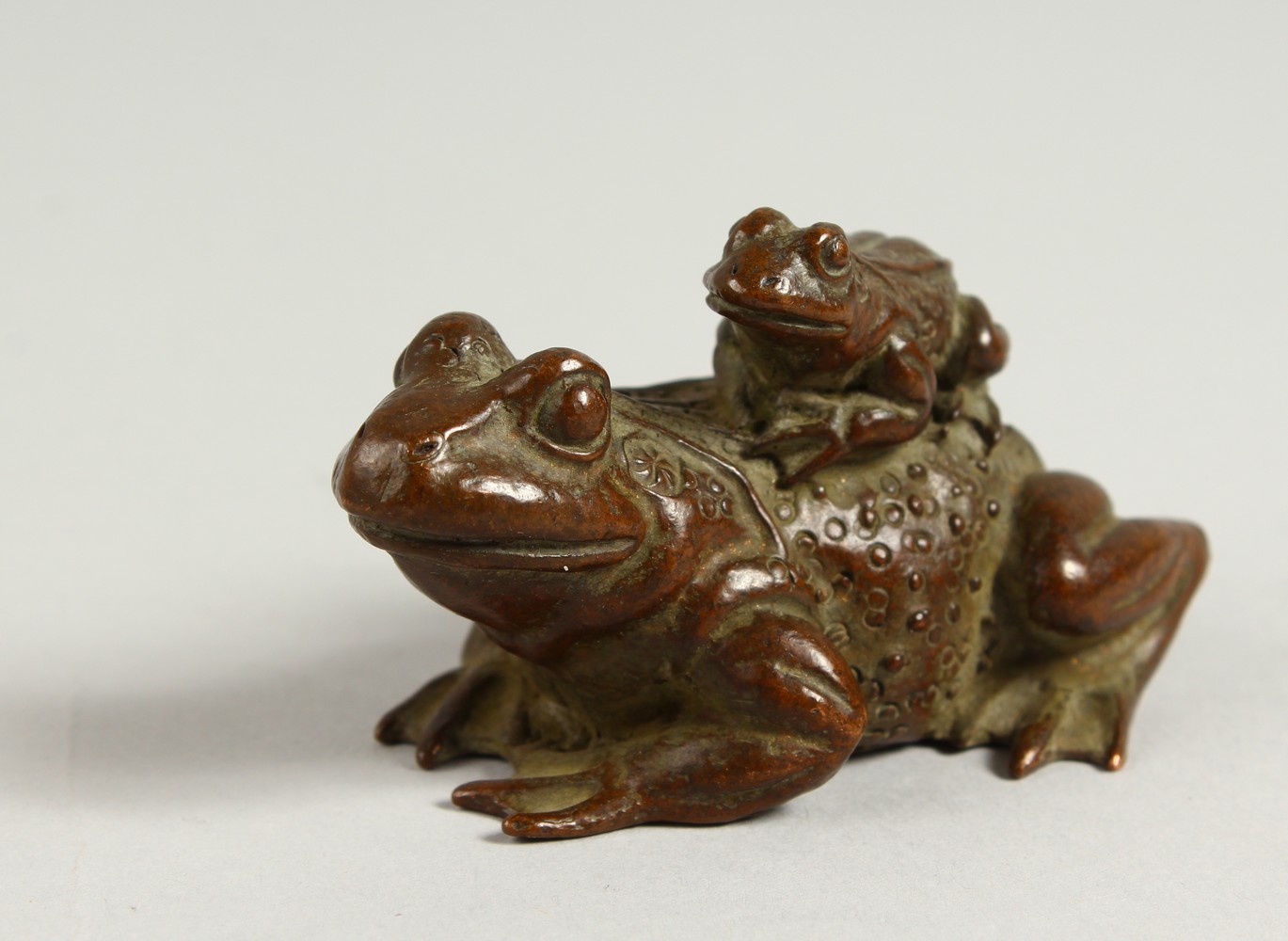 A SMALL BRONZE OF TWO FROGS. 8cms long.
