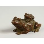 A SMALL BRONZE OF TWO FROGS. 8cms long.