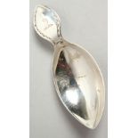 AN 18TH CENTURY DUTCH SILVER CADDY SPOON.