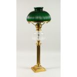 A SINGLE VICTORIAN STYLE BRASS AND GLASS CORINTHIAN COLUMN ELECTRIC TABLE LAMP, modelled as an oil