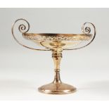 A TWO-HANDLED CIRCULAR PEDESTAL BOWL. Sheffield 1906. Weight 10ozs.