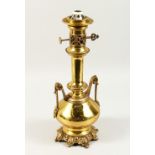 AN ORNATE VICTORIAN STYLE BRASS TWIN-HANDLED TABLE LAMP. 45cms high.