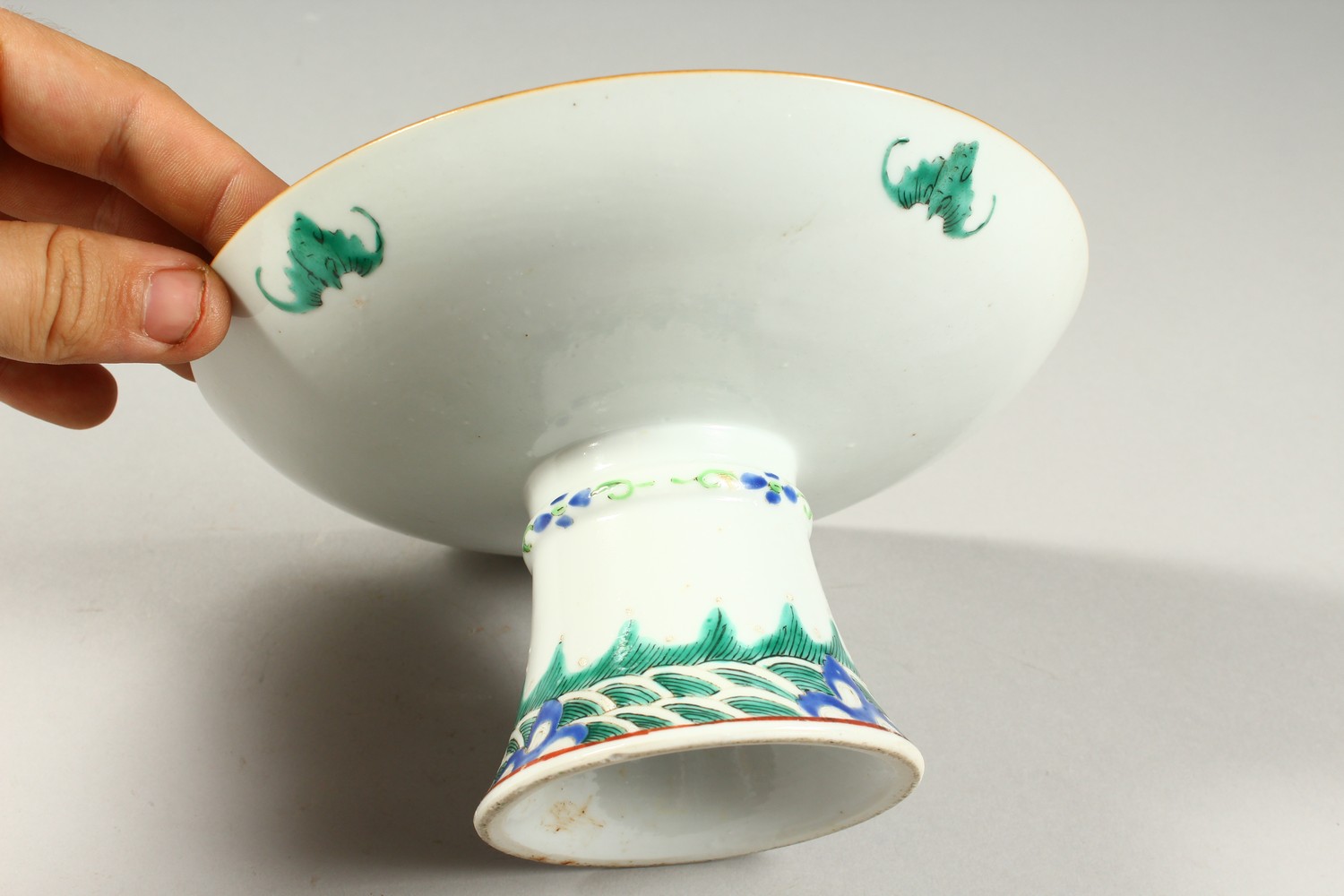 A PORCELAIN PEDESTAL DISH, decorated with flowers. 18.5cms diameter. - Image 4 of 5