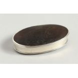 AN 18TH CENTURY OVAL SILVER AND TORTOISESHELL SNUFF BOX.