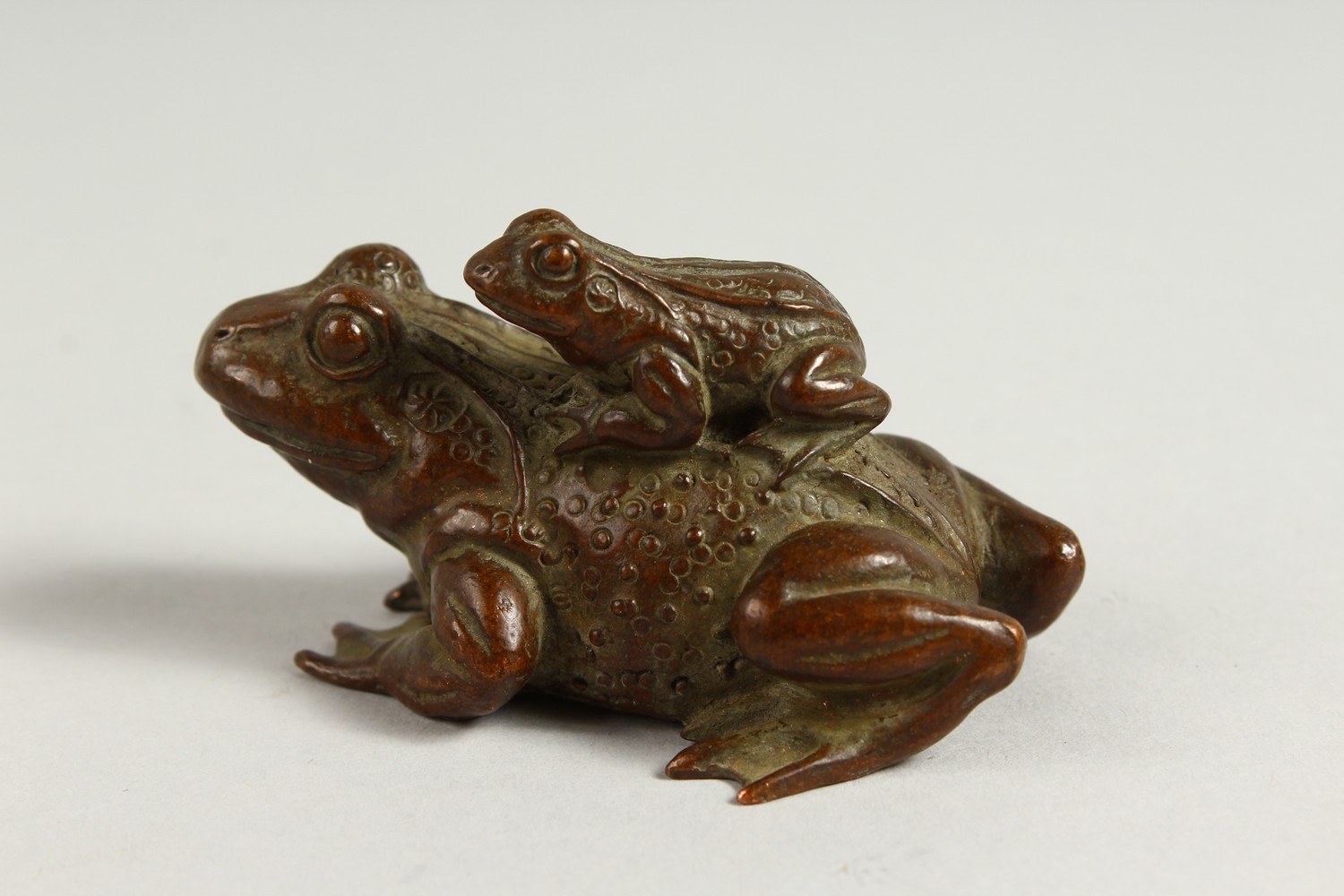 A SMALL BRONZE OF TWO FROGS. 8cms long. - Image 2 of 4