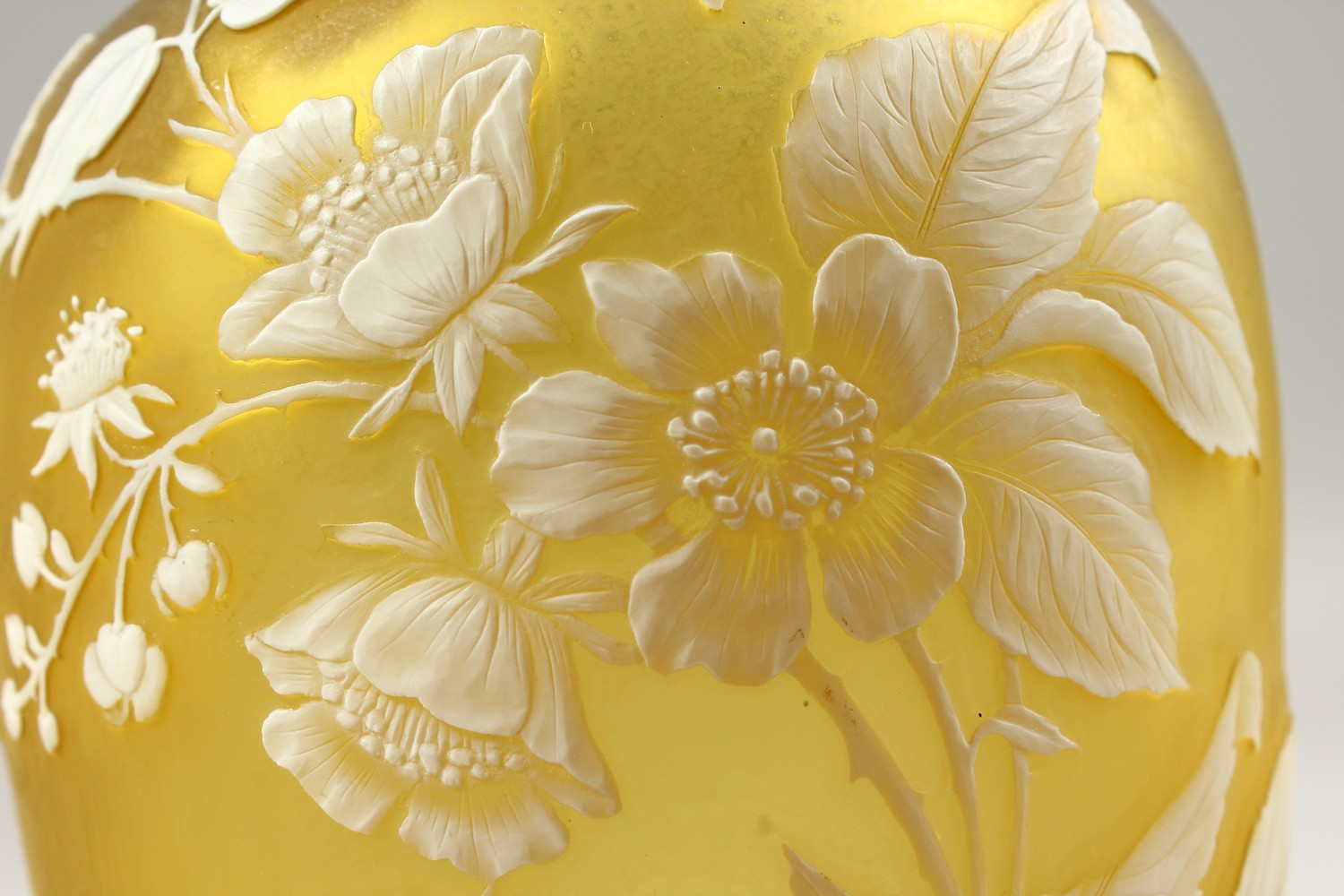 A GOOD YELLOW AND WHITE CAMEO GLASS VASE, with flowers and insects. 7ins high. - Image 5 of 15