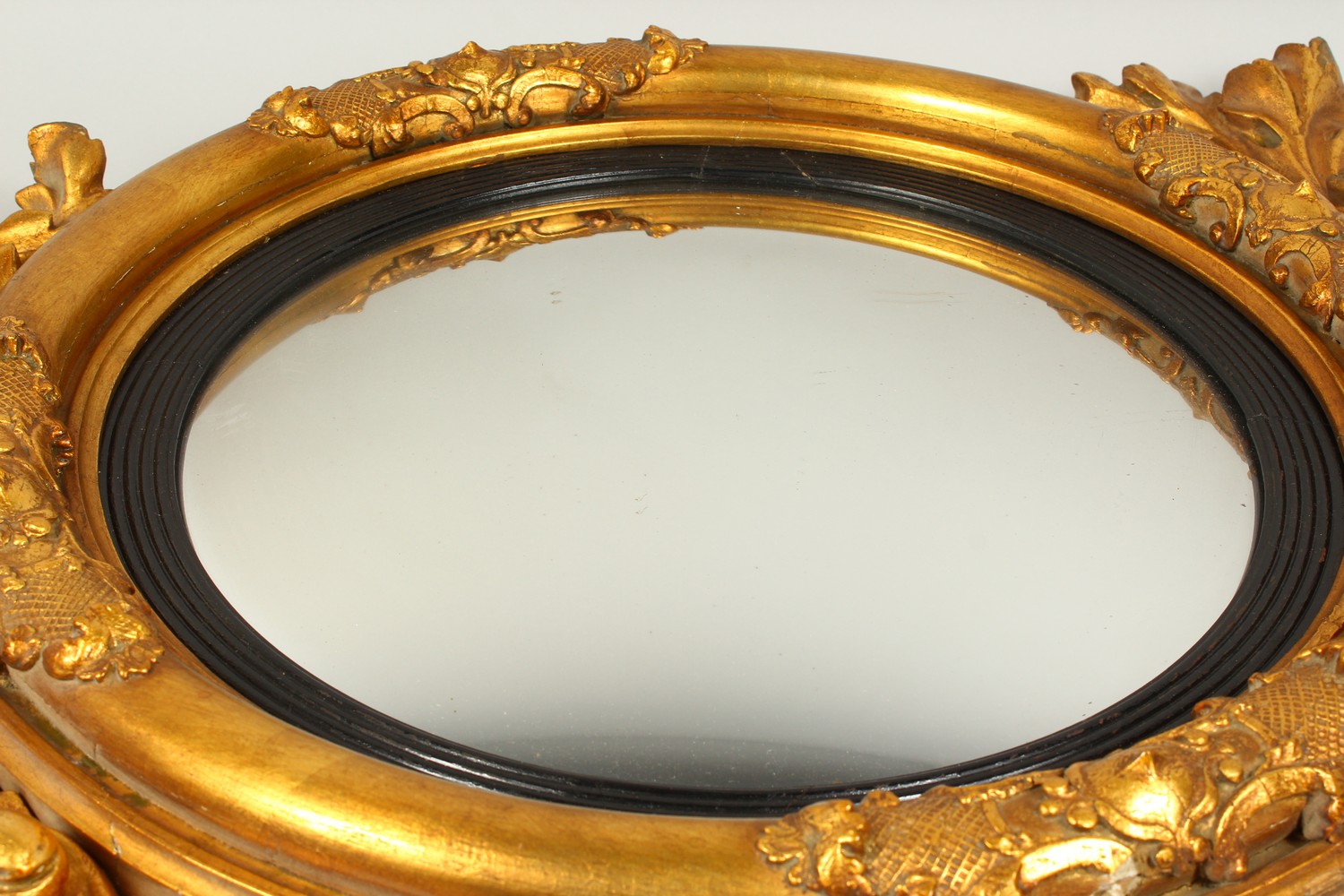 A REGENCY GILTWOOD CONVEX WALL MIRROR, with eagle cresting and leaf carved frame. 102cms high x - Image 6 of 11