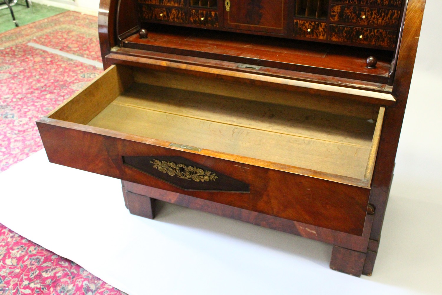 A 19TH CENTURY CONTINENTAL MAHOGANY CYLINDER BUREAU CABINET, the upper section with a central - Image 19 of 20