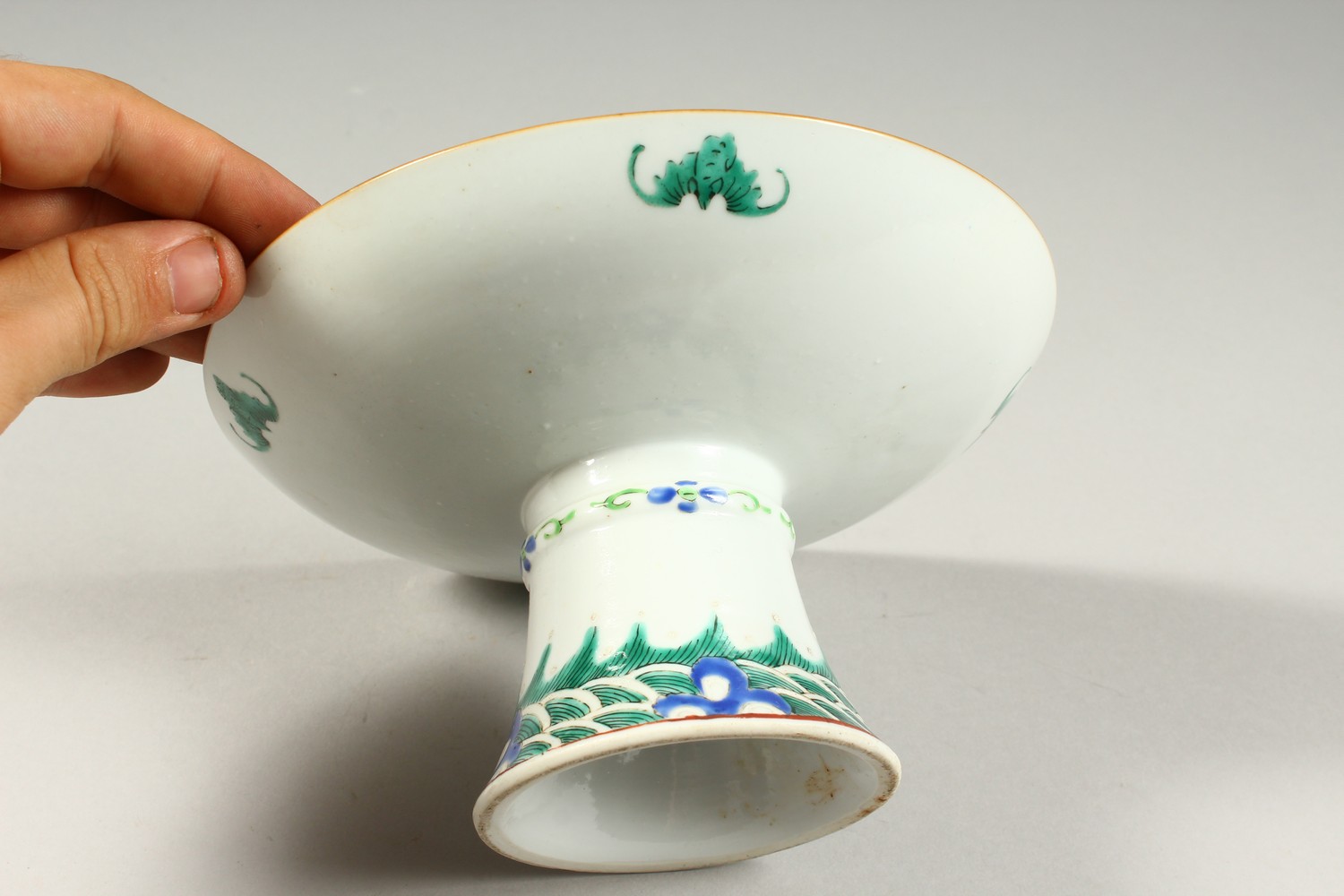 A PORCELAIN PEDESTAL DISH, decorated with flowers. 18.5cms diameter. - Image 3 of 5