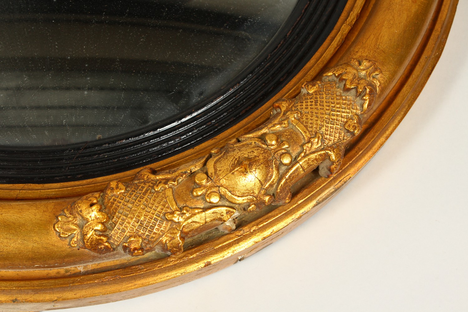 A REGENCY GILTWOOD CONVEX WALL MIRROR, with eagle cresting and leaf carved frame. 102cms high x - Image 5 of 11