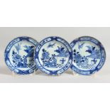 A SET OF THREE CHINESE BLUE AND WHITE KANGXI PLATES. 6.5ins wide.