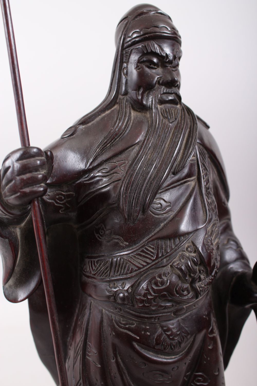 A GOOD 19TH / 20TH CENTURY CHINESE HARDWOOD HARVED FIGURE OF A BEARDED WARRIOR, stood on a tree - Image 7 of 9