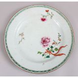 A GOOD 18TH CENTURY CHINESE FAMILLE ROSE PORCELAIN PLATE, decorated with scenes of neatly tied