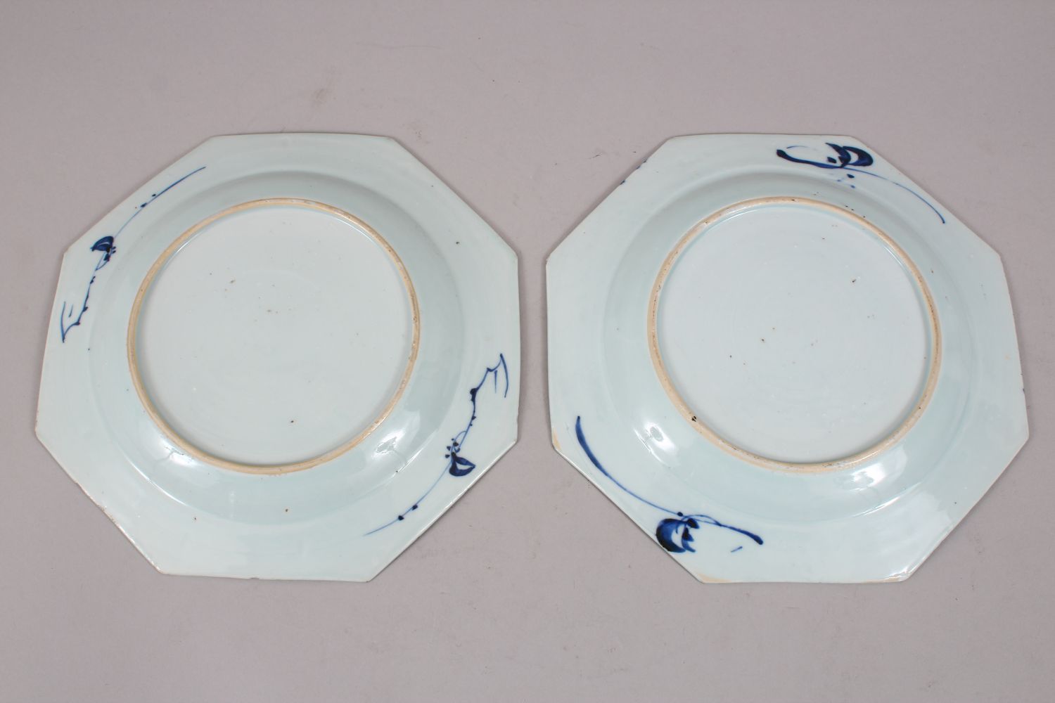 A PAIR OF 18TH CENTURY CHINESE BLUE & WHITE PORCELAIN OCTAGONAL PLATES, both decorated with - Image 4 of 4