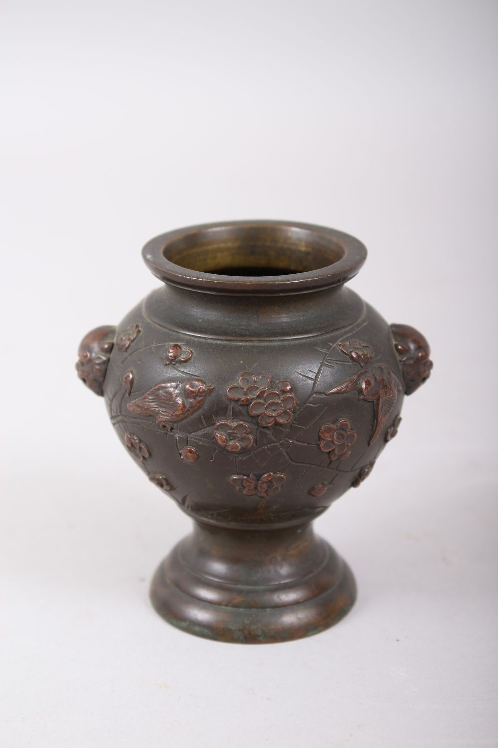 A SMALL JAPANESE LATE MEIJI PERIOD BRONZE & MIXED METAL TWIN HANDLES VASE, the body with twin lion - Image 2 of 7