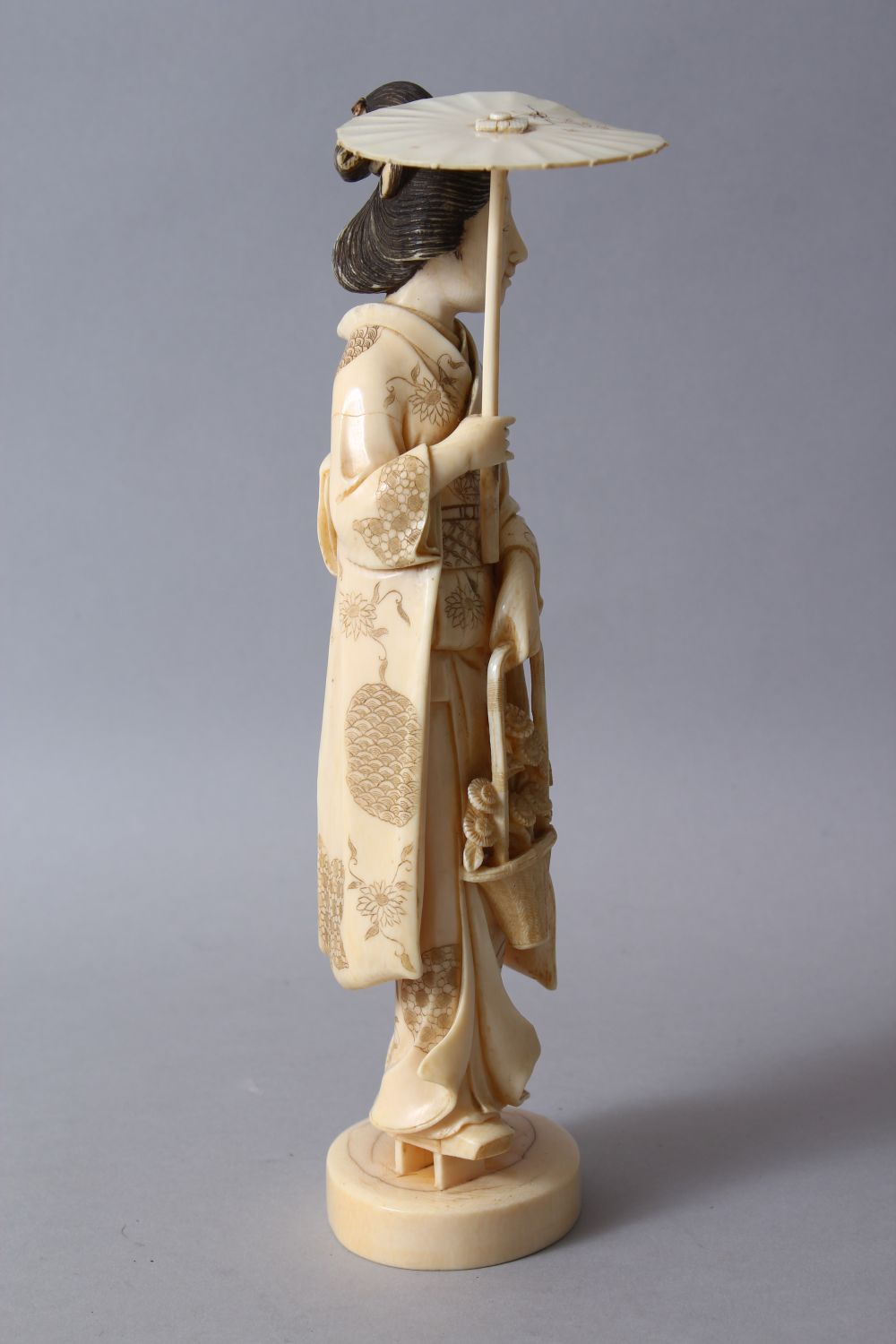 A GOOD JAPANESE MEIJI PERIOD CARVED IVORY OKIMONO OF A GEISHA GIRL, stood holding an umbrella and - Image 2 of 8