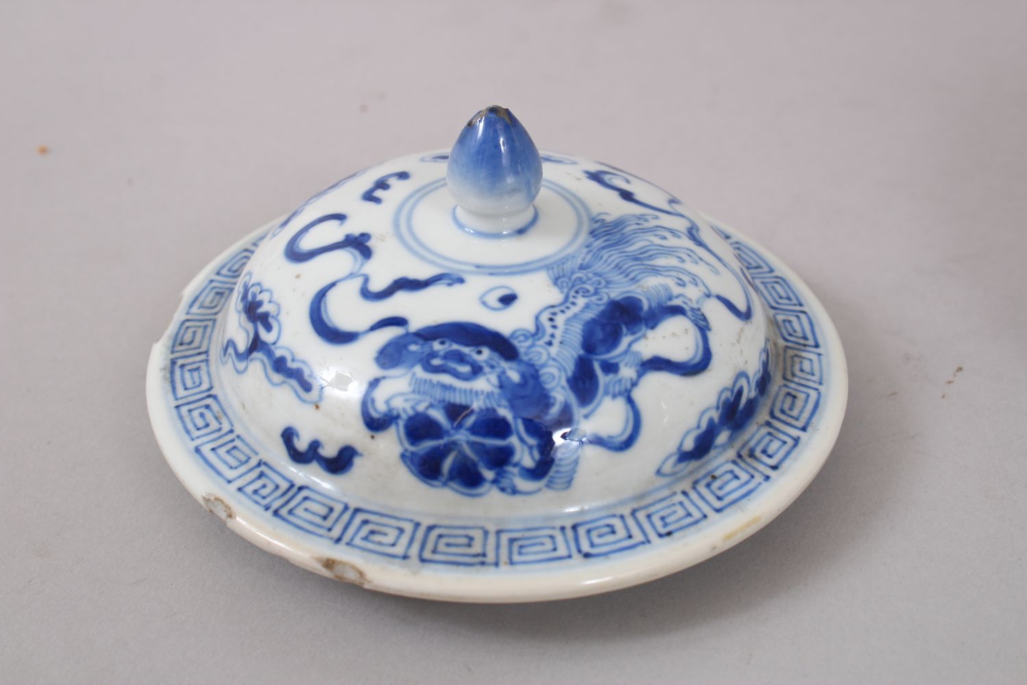 A 19TH CENTURY CHINESE BLUE & WHITE JAR AND COVER, decorated with scenes of lion dogs amongst - Image 5 of 8