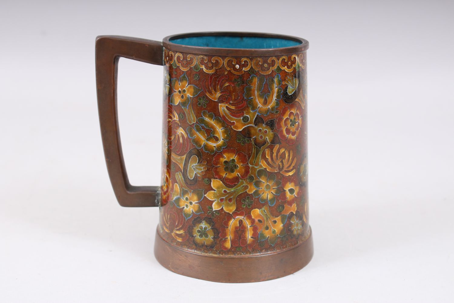 A 20TH CENTURY CHINESE CLOISONNE TANKARD / MUG, decorated with scenes of native flora, 13.3cm high x - Image 3 of 7