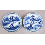 A PAIR OF 19TH CENTURY CHINESE BLUE & WHITE SAUCERS, decorated with scenes of figures upon horseback