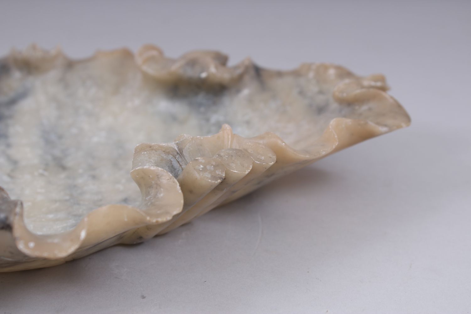 A GOOD LARGE 19TH / 20TH CENTURY CHINESE JADE BRUSH REST / DISH, carved in lotus leaf form with - Image 5 of 7