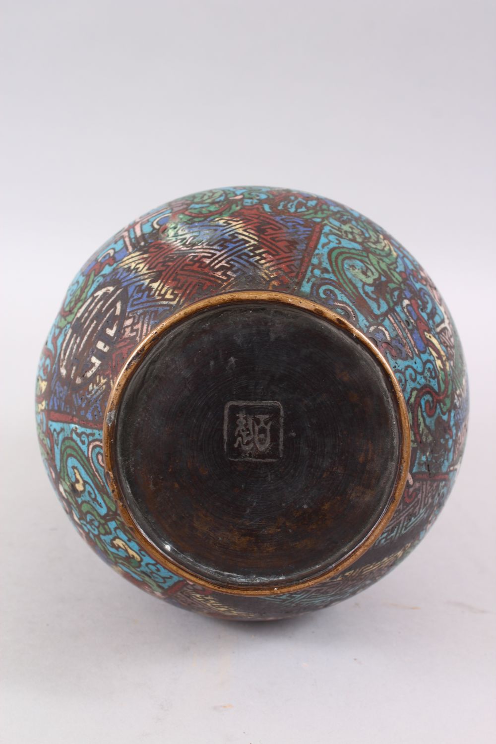 A GOOD CHINESE MING STYLE CLOISONNE BOTTLE VASE, The body decorated in geometric design, the base - Image 5 of 6