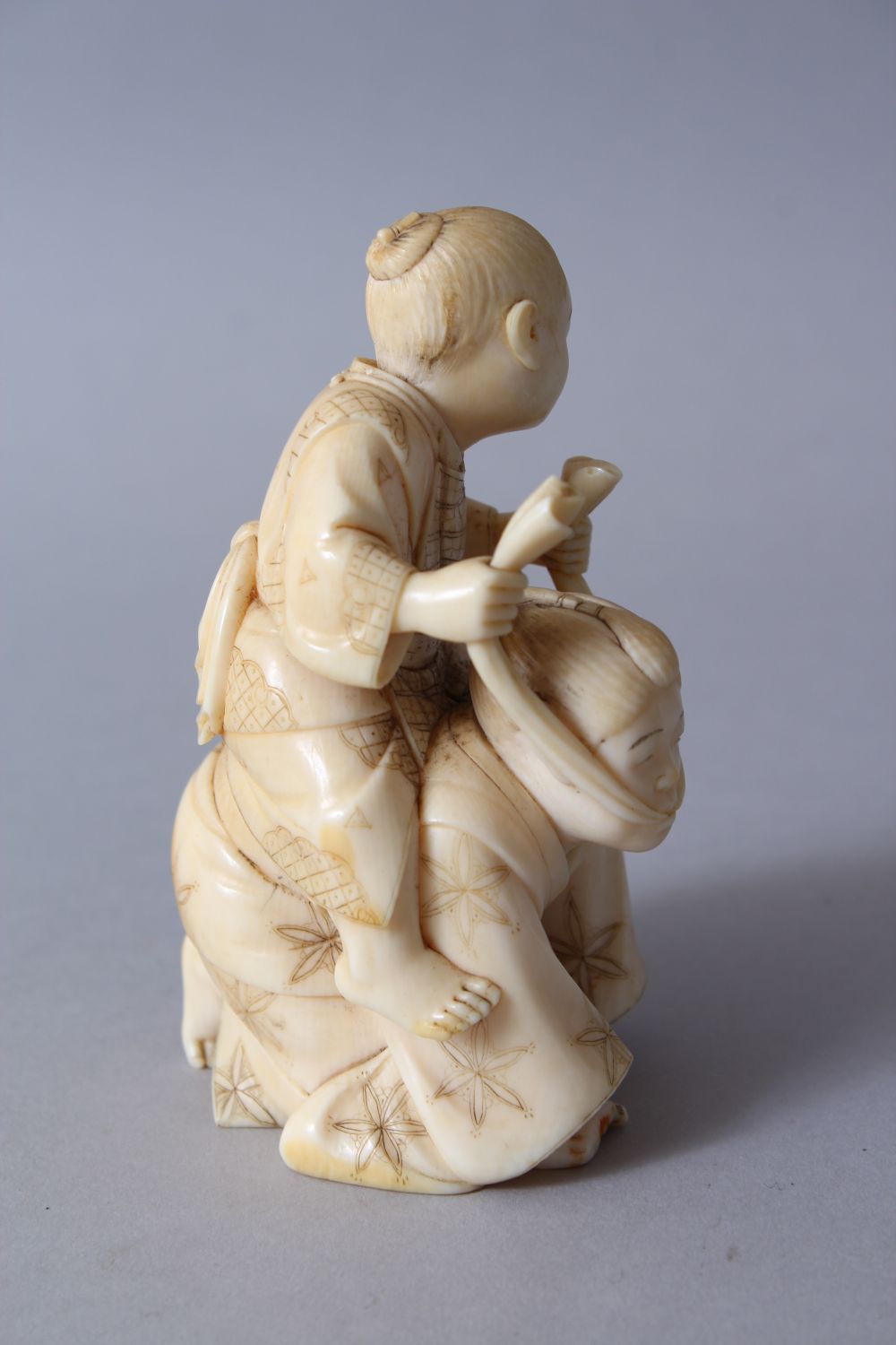 A GOOD JAPANESE MEIJI PERIOD CARVED IVORY OKIMONO OF KARAKO / ACTORS, the actor on his knees - Image 3 of 8