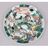 A GOOD CHINESE KANGXI STYLE FAMILLE VERTE PORCELAIN DISH, the dish decorated to the centre with