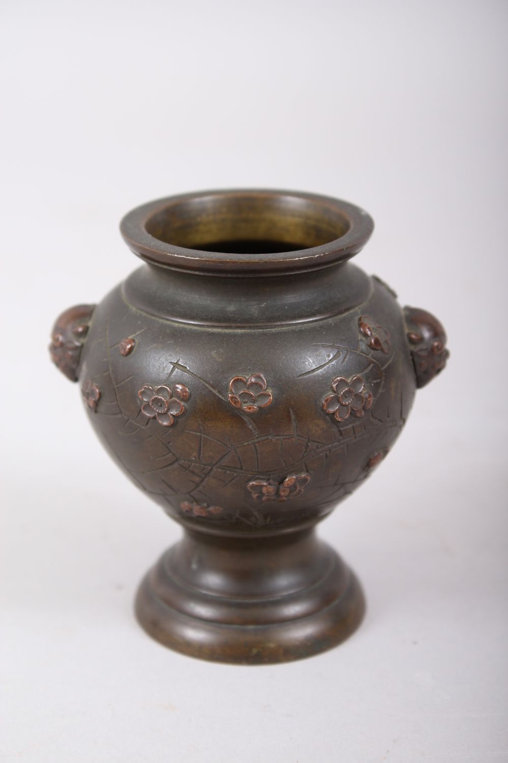 A SMALL JAPANESE LATE MEIJI PERIOD BRONZE & MIXED METAL TWIN HANDLES VASE, the body with twin lion - Image 4 of 7