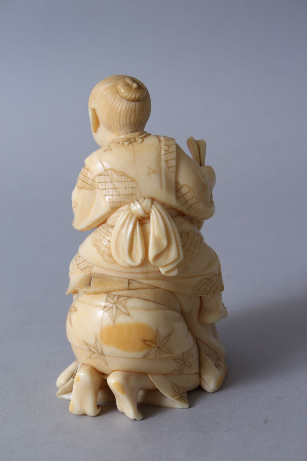 A GOOD JAPANESE MEIJI PERIOD CARVED IVORY OKIMONO OF KARAKO / ACTORS, the actor on his knees - Image 4 of 8