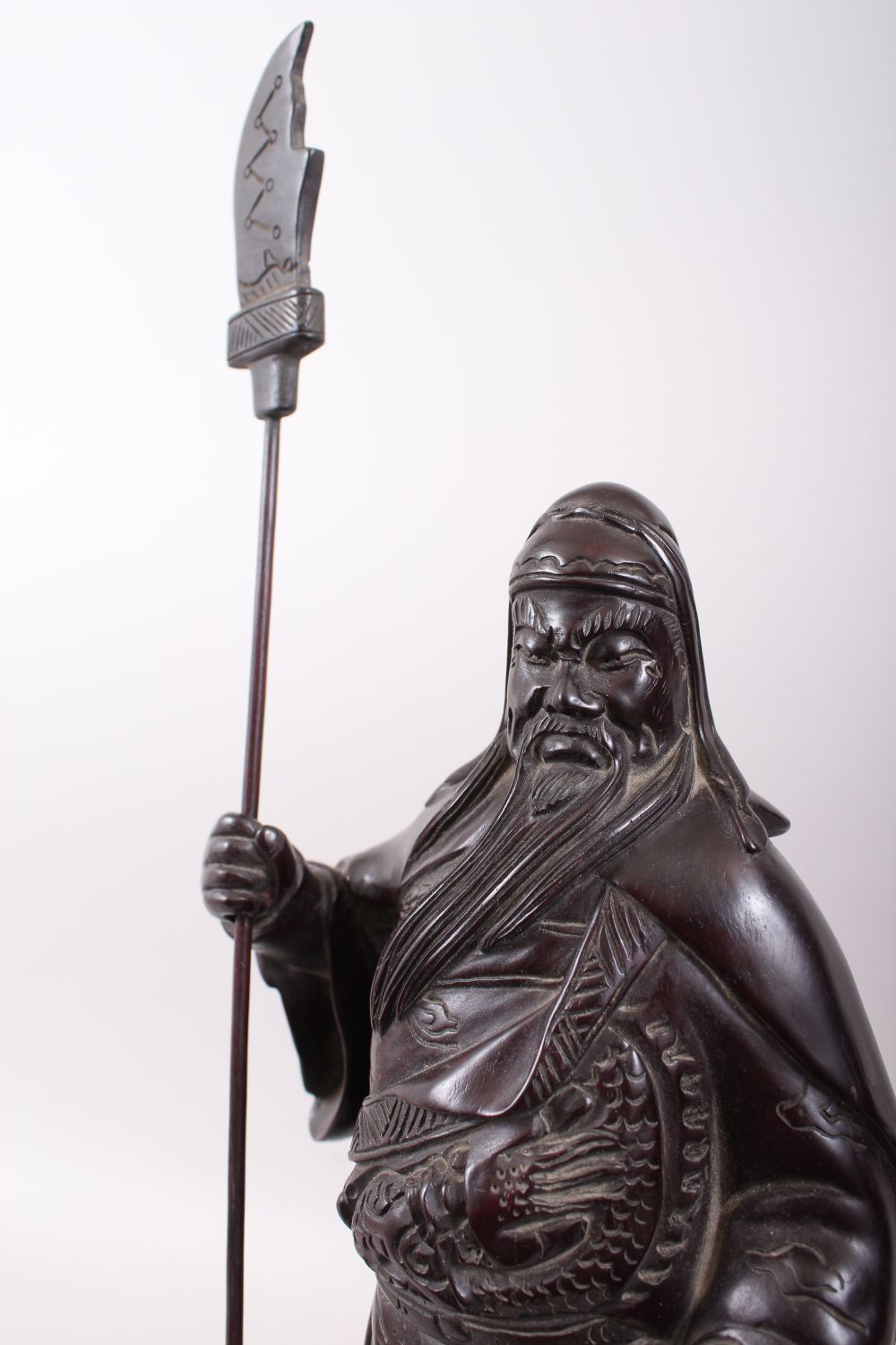 A GOOD 19TH / 20TH CENTURY CHINESE HARDWOOD HARVED FIGURE OF A BEARDED WARRIOR, stood on a tree - Image 6 of 9