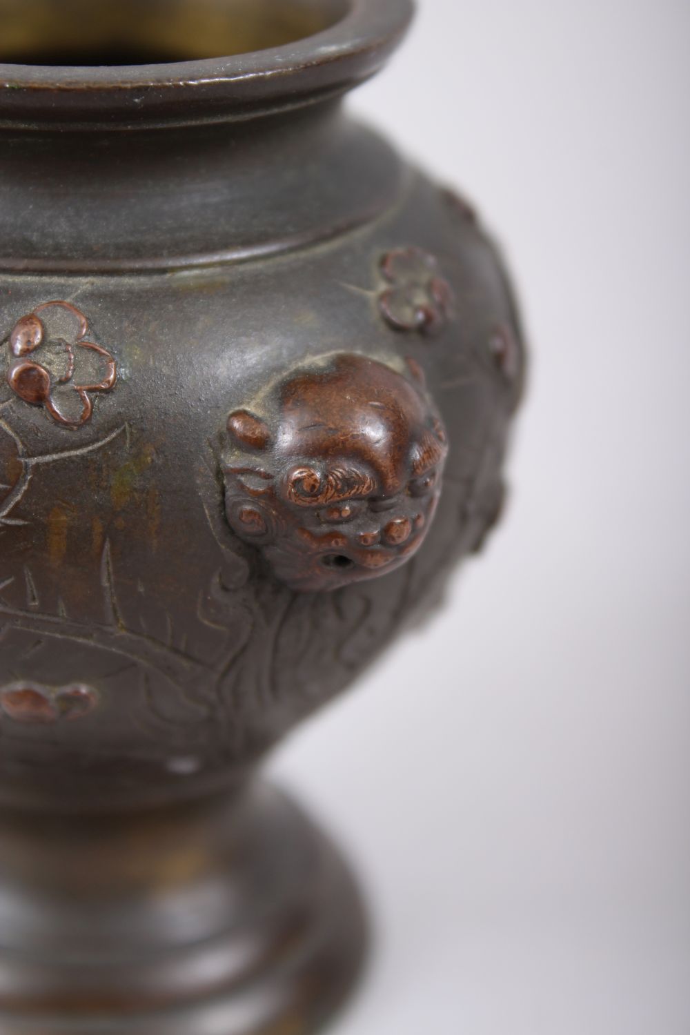 A SMALL JAPANESE LATE MEIJI PERIOD BRONZE & MIXED METAL TWIN HANDLES VASE, the body with twin lion - Image 6 of 7