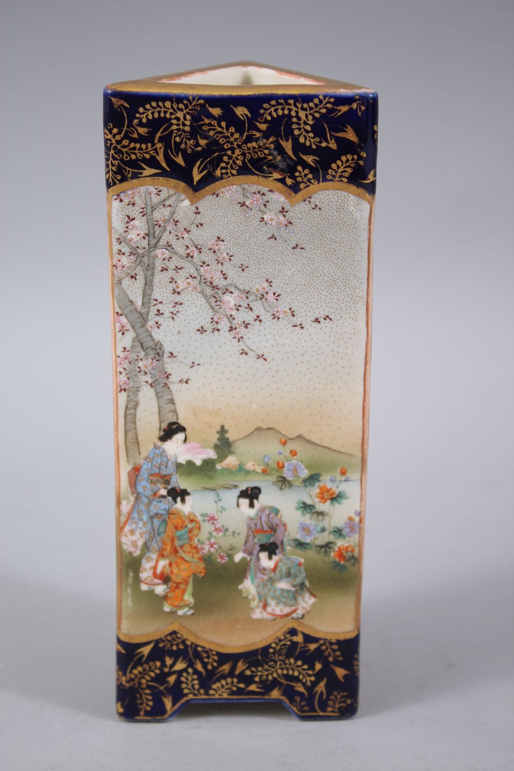 A GOOD JAPANESE MEIJI PERIOD SATSUMA TRIANGULAR VASE, painted with panels of geisha and children - Image 4 of 5